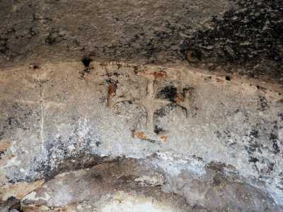 Altrettanto affascinanti risultano le numerose croci scolpite sulle sue pareti